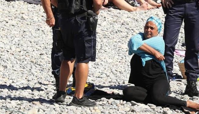 پلیس فرانسه زن مسلمان را در ساحل برهنه کرد+تصاویر