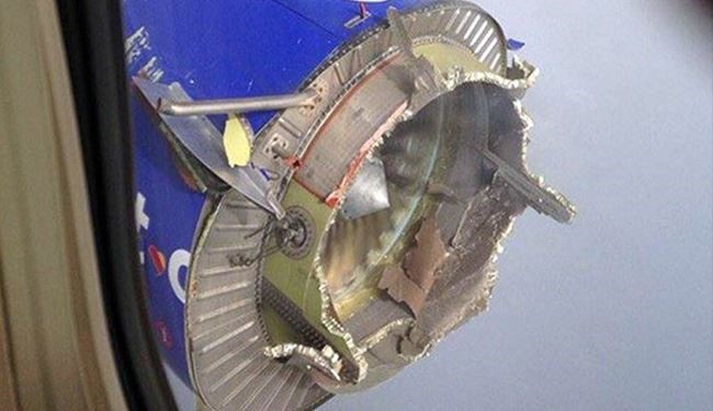 صور.. محرك طائرة أميركية تقل 104 أشخاص يتفتت خلال تحليقها