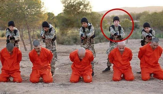 کودک جلاد داعشی، پدر انگلیسی خود را غافلگیر کرد +عکس