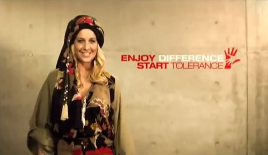 تصاویر: تبلیغ جنجال برانگیز حجاب با خانم آلمانی!