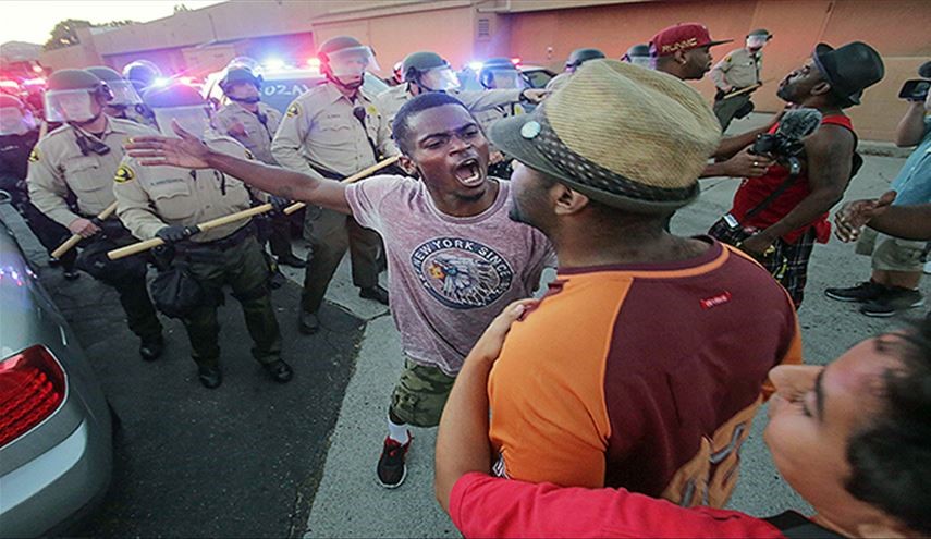 تظاهرة بكاليفورنيا احتجاجا على قتل الشرطة رجلا اسود اعزل