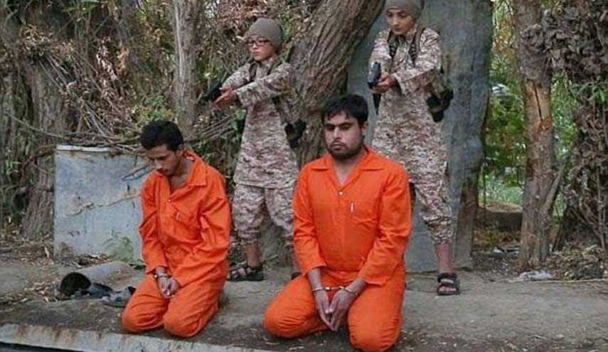 کودکان داعش دو نفر را اعدام کردند (تصاویر)