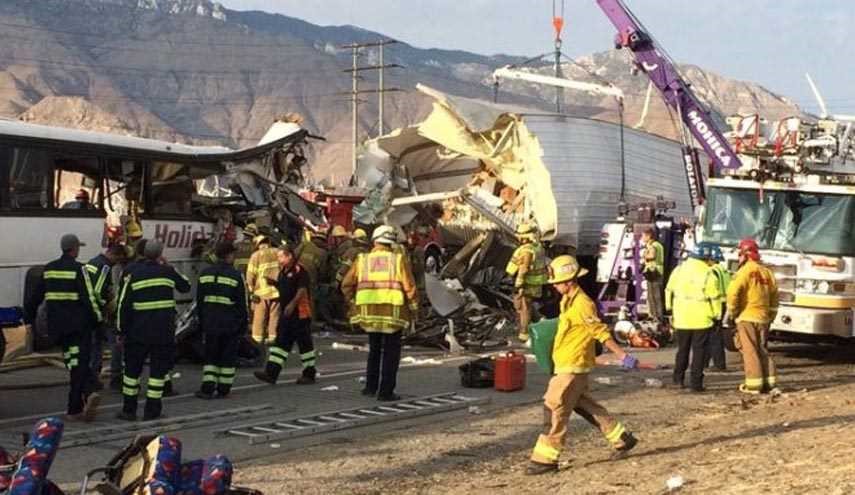 13 قتيلا في تصادم بين حافلة سياح وشاحنة في كاليفورنيا