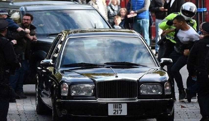 بالصور.. متظاهرون يهاجمون سيارة ملك البحرين في لندن
