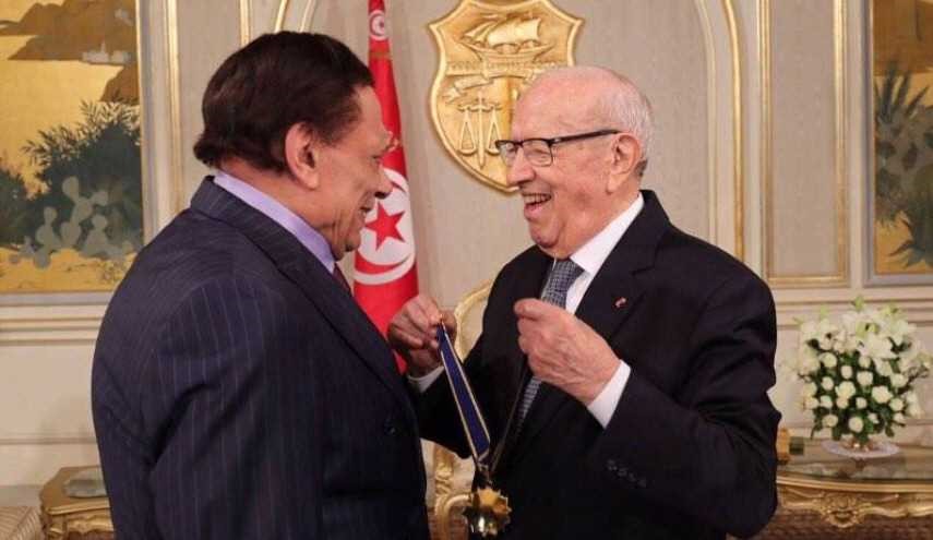 الرئيس التونسي يقلد 