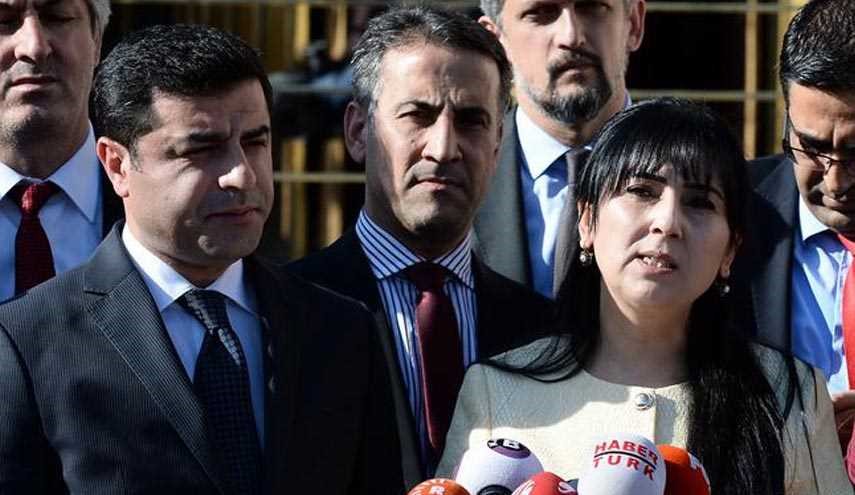 محكمة تركية تقرر سجن رئيسي حزب مؤيد للاكراد