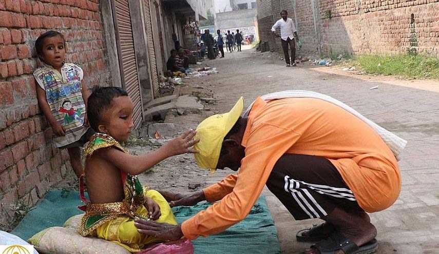 بالصور.. الهندوس يعبدون طفلا بملامح غريبة بدعوى أنه ابن “إله”!