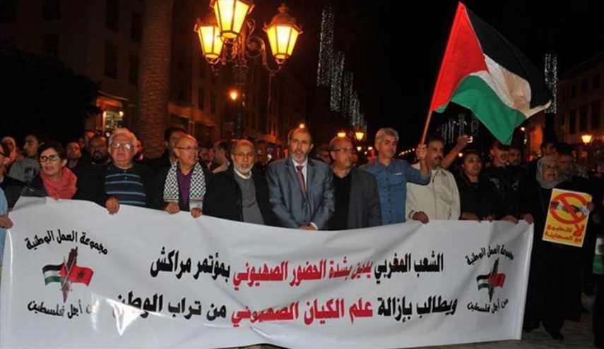 مغاربة يحرقون علم الكيان إلاسرائيلي احتجاجاً على مشاركته بـ
