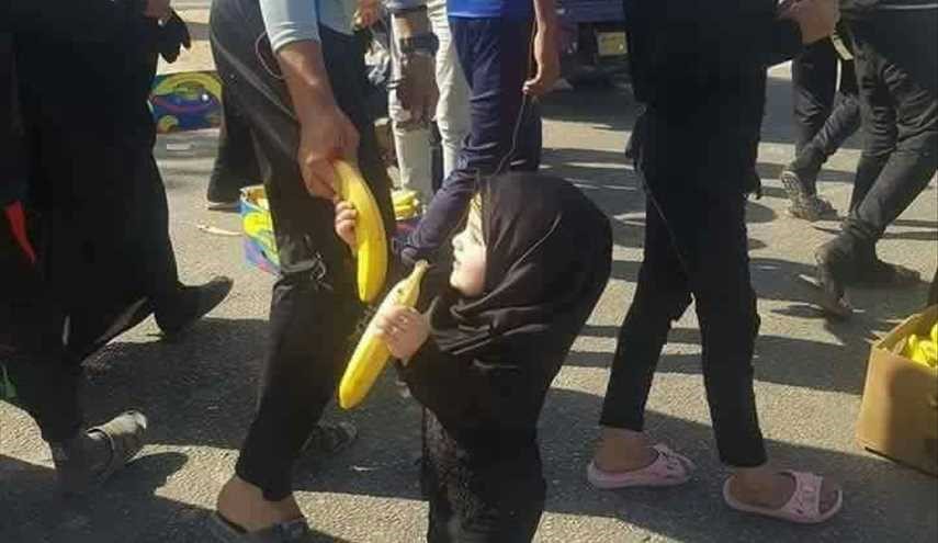 بالصور ..حتى الأطفال الصغار يشاركون بخدمة زوار الامام الحسين ( ع )