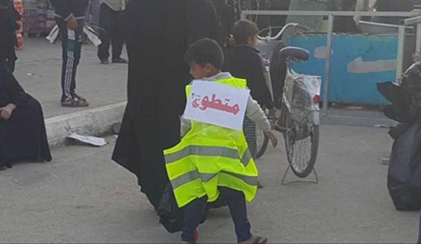 بالصور ...اصغر متطوع في خدمة زوار الامام الحسين ( ع )