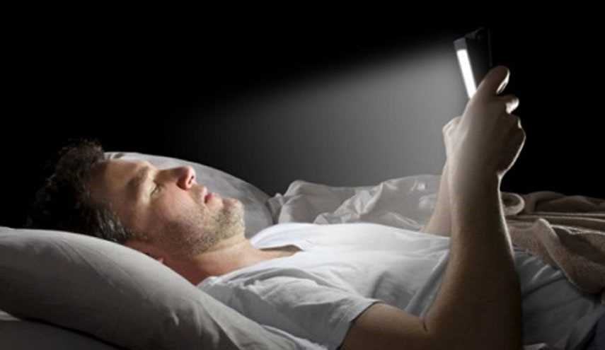 ما تأثير الضوء الأزرق للهواتف قبل النوم؟