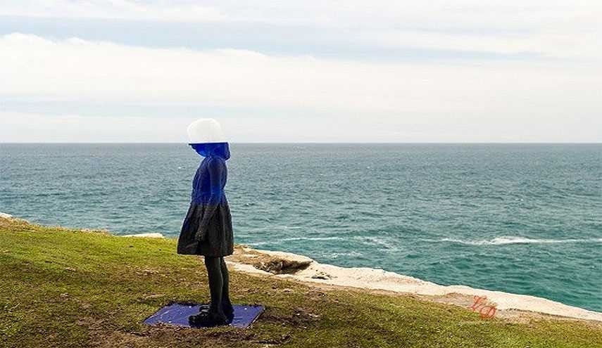 مجسمه ای که در افق ساحل ناپدید می شود