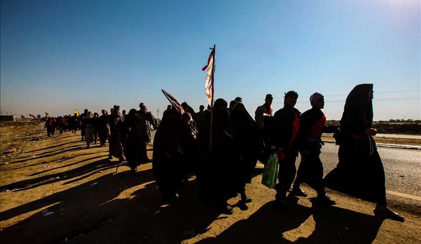 بالصور ..زوار اربعينية الامام الحسين ( ع ) يتحملون المشقة لنيل شرف زيارته