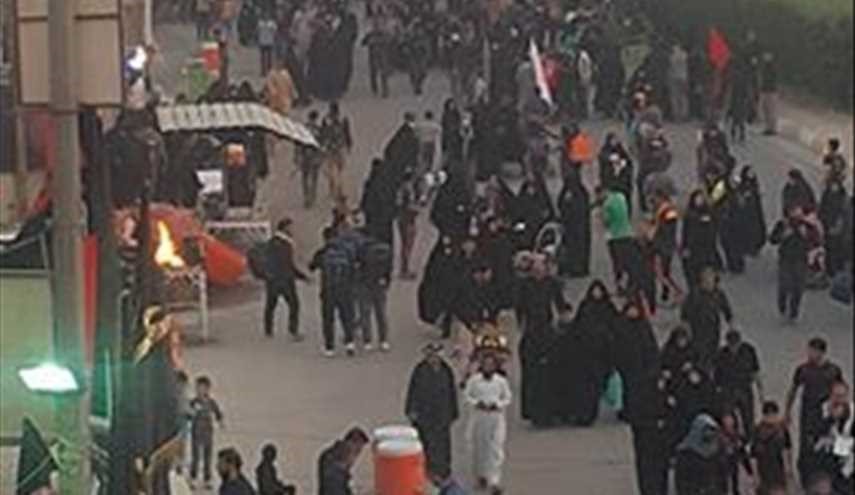 بالصور .. زوار الامام الحسين ( ع ) بين النجف الاشرف وكربلاء المقدسة