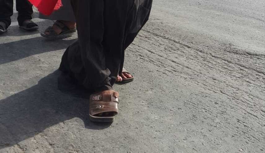 بالصور..شاب لم تمنعه إعاقته عن شرف المشاركة في زيارة الامام الحسين ( ع )