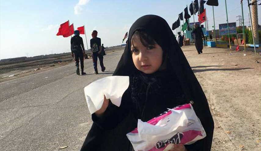 بالصور... الأطفال الصغار يشاركون في شرف خدمة زوار الإمام الحسين ( ع )