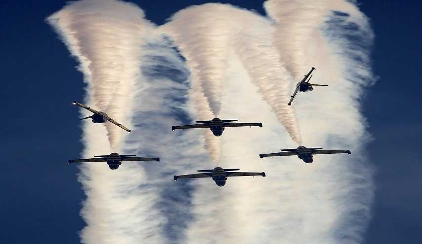 بالصور.. ما سبب تواجد هذه الطائرات في سماء كيش الايرانية؟!