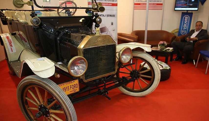 سيارة عمرها 100 عام تخطف الأنظار بمعرض للسيارات في تركيا