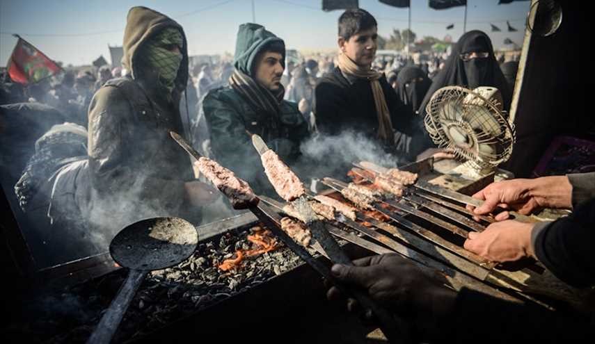 شاهد بالصور ..الكرم في خدمة زوار الإمام الحسين ( ع )