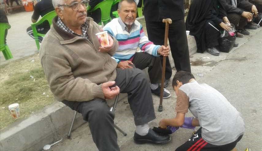 بالصور ..الكبار والصغار يشاركون في خدمة زوار الإمام الحسين (ع) في البصرة
