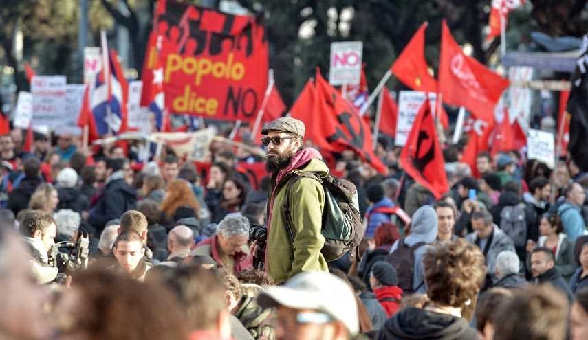 الاف المتظاهرين ضد الاستفتاء الدستوري في ايطاليا