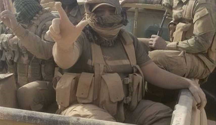 ابطال الحشد الشعبي العراقي يرفعون اشارات النصر في تلعفر..