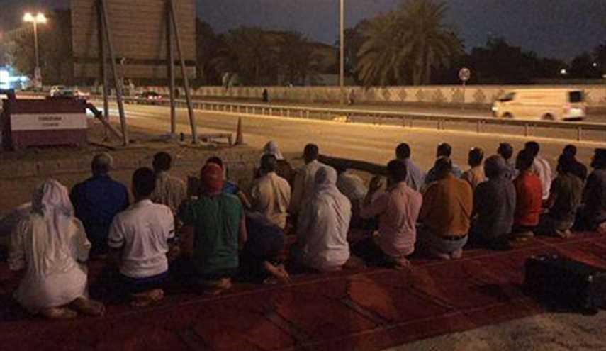 مواطنون بحرينيون يؤدّون صلاة العشاءين في موقع مسجد 