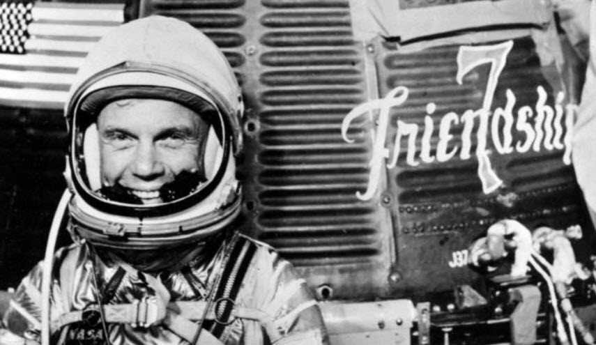 بالصور.. وفاة أول رائد فضاء يدور حول الأرض