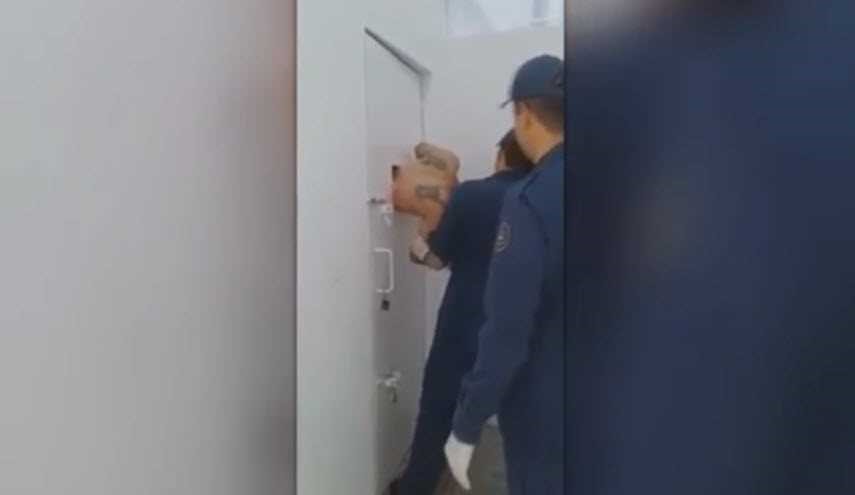 فيديو حاول الهرب من فتحة باب السجن لكن هذا ما حصل له قناة العالم الاخبارية