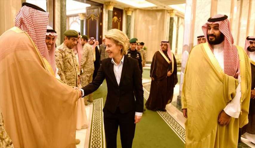 شلوار وزیرِ زنِ آلمانی در عربستان ‌مشکل ‌ساز شد+عکس