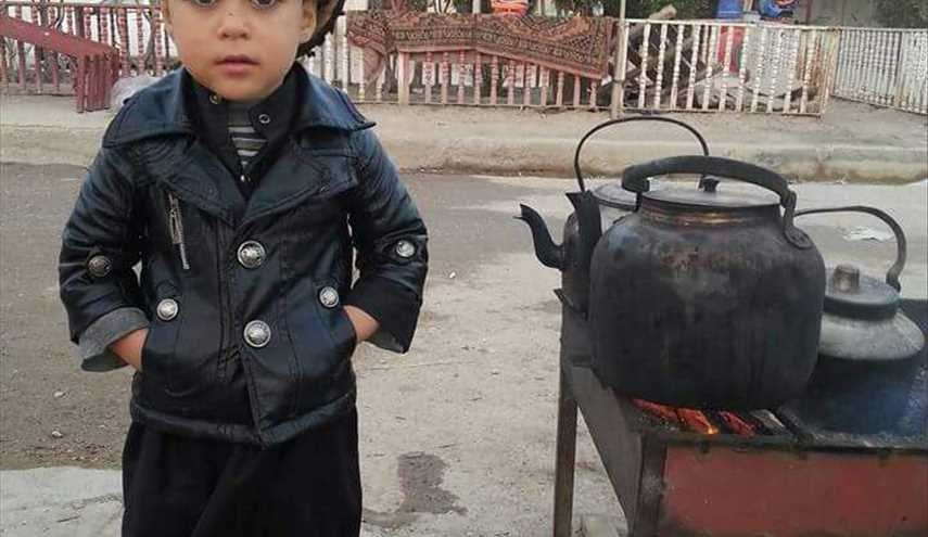 بالصور ...طفل ينال شرف خدمة زوار الإمام الحسين (ع)