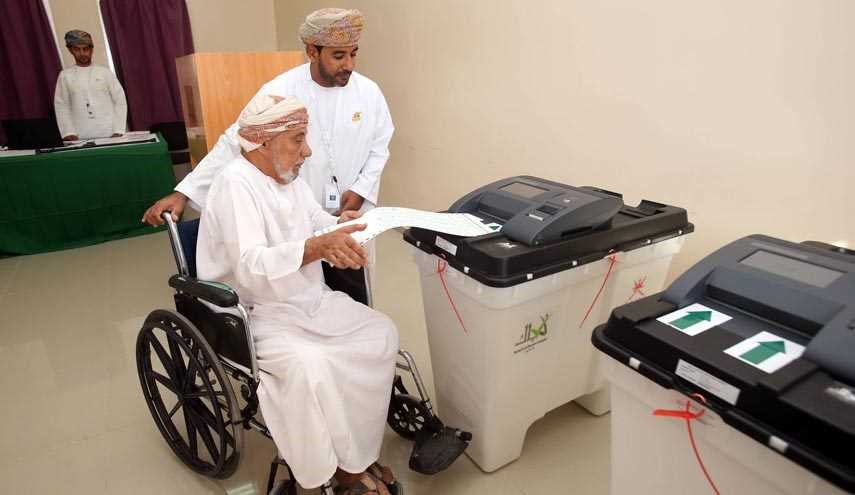 العمانيون يتوجهون الى مراكز الاقتراع لانتخاب ممثليهم في البلديات