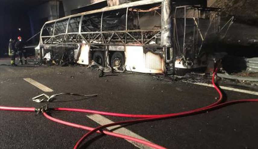 آتش گرفتن اتوبوس مدرسه در ایتالیا | تصاویر