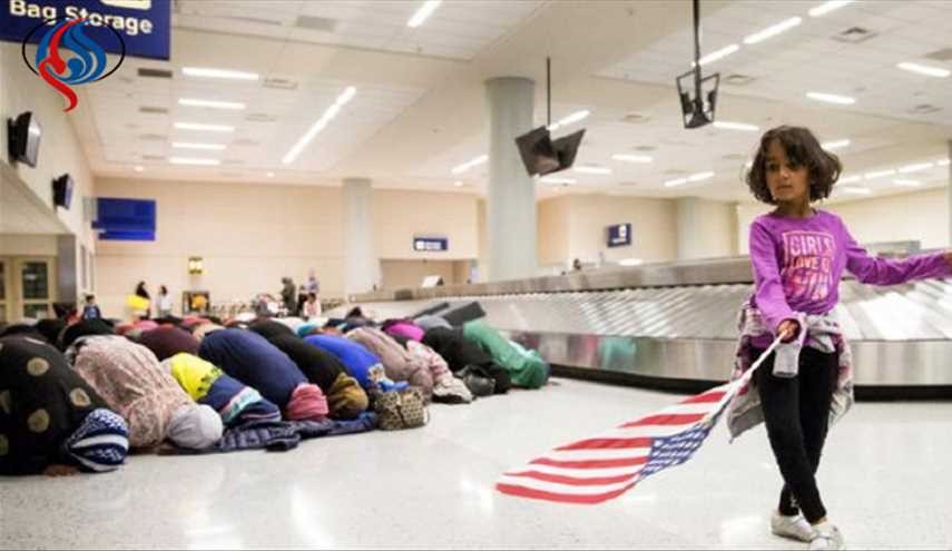 تصاویر؛ نماز جماعت ضد ترامپ در فرودگاه دالاس!