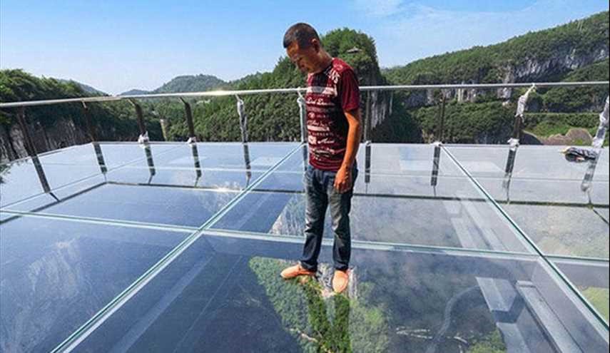 بالصور..الصين تبني جسرًا زجاجيًا مرعبًا في جبال 