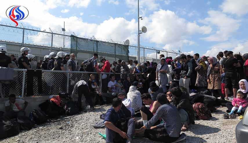 اليونان تنقل مهاجرين من مخيم بعد وفيات