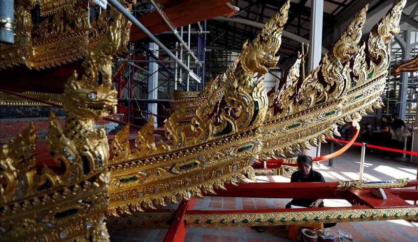 شاهد: عربة مذهبة لنقل ملك تايلاند 
