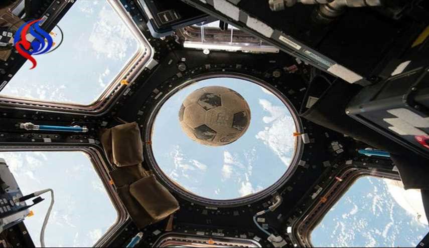 توپ فوتبال در فضا