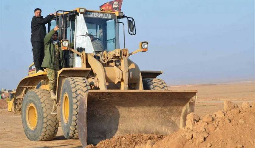 صور لقوات الحشد الشعبي العراقي تقوم بإنشاء السواتر في منطقة الجحف غرب الموصل