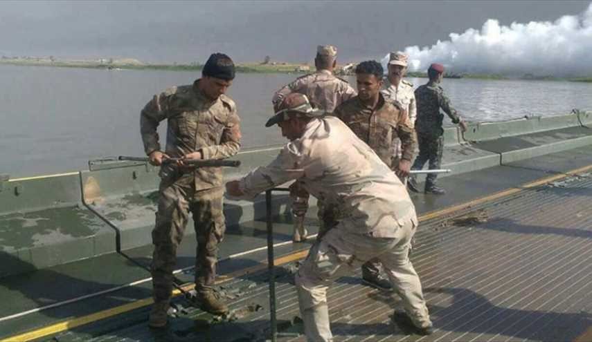 الجيش العراقي يبدأ بنصب أول جسر عائم لربط الأيمن بأيسر الموصل