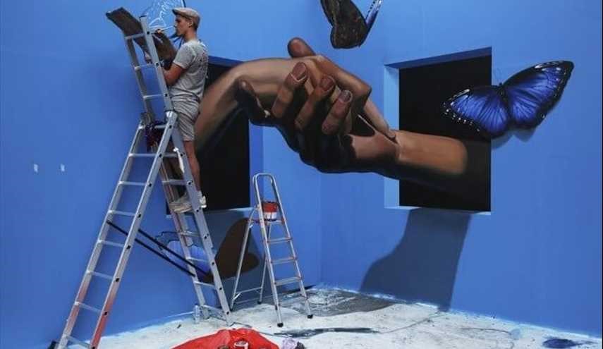 فنان روسي اثناء رسم لوحة ثلاثية الابعاد لمهرجان دبي كانفس