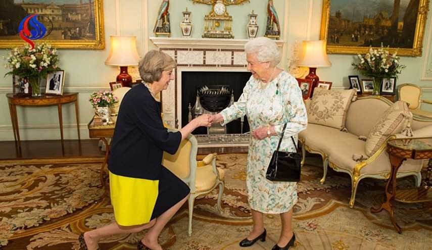 كيف تستخدم ملكة بريطانيا حقيبة يدها في إرسال إشارات سرية لطاقمها؟