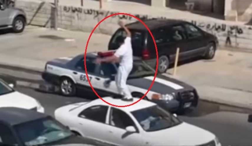 رجل أمن كويتي يخلع ملابسه في الشّارع ويقوم بهذا الفعل المشين!