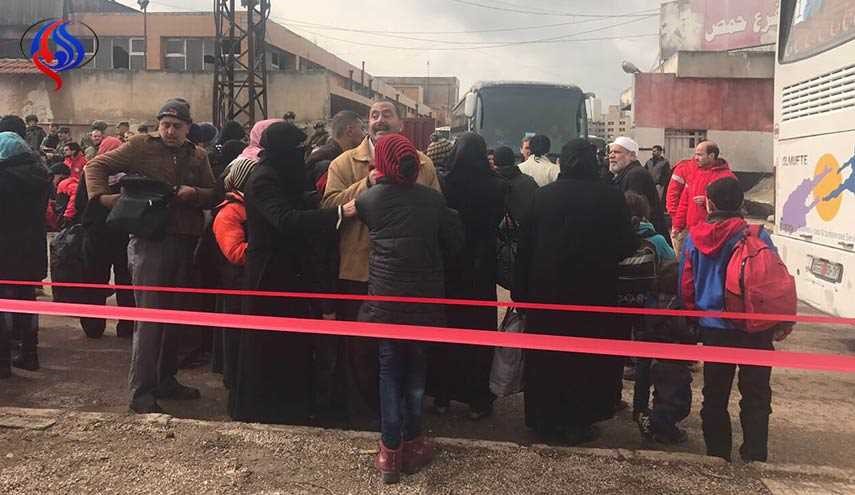 بالصور: خروج الدفعة الاولى من المسلحين وذويهم من حي الوعر بحمص