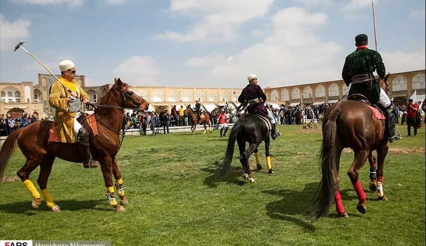 ممارسة لعبة البولو في ساحة 