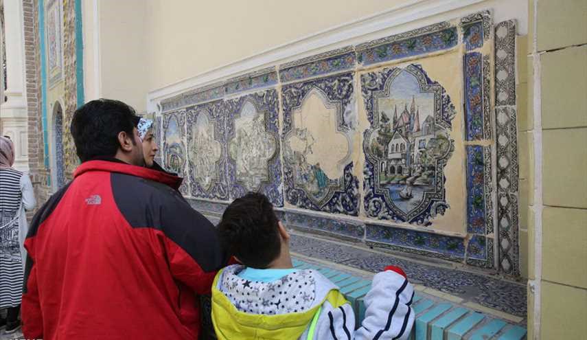 السياح زيارة الأماكن التاريخية من طهران