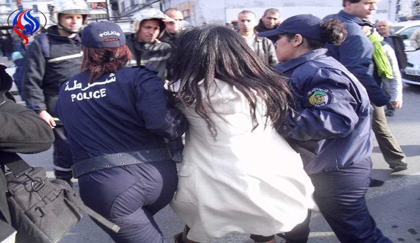 على الملأ.. فتاة جزائرية تضرب شرطيا وتمزق قميصه والسبب!