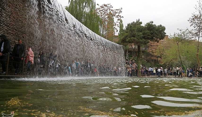 المهرجان الخامس للزهور في مدينة كرج الايرانية