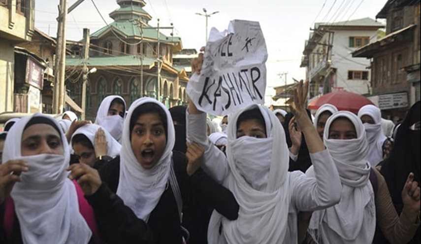 الطلاب يواصلون الاحتجاجات في كشمير