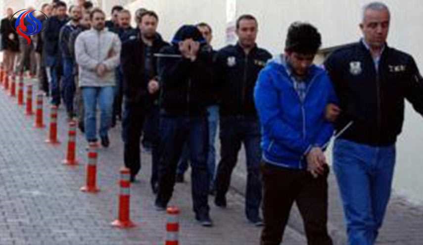 اعتقال نحو ألف شخص في تركيا للاشتباه بالانتماء لـ 